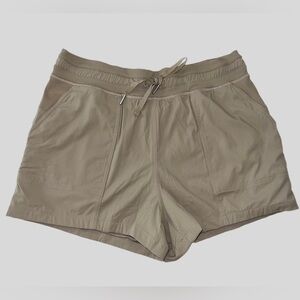 Lululemon Dance Studio High-Rise Short 3.5"
Sheer Oak
Size 10